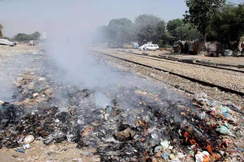 کراچی : ڈرگ روڈ کے مین ریلوے ٹریک کے ساتھ جمع کچرے کو اٹھانے ..