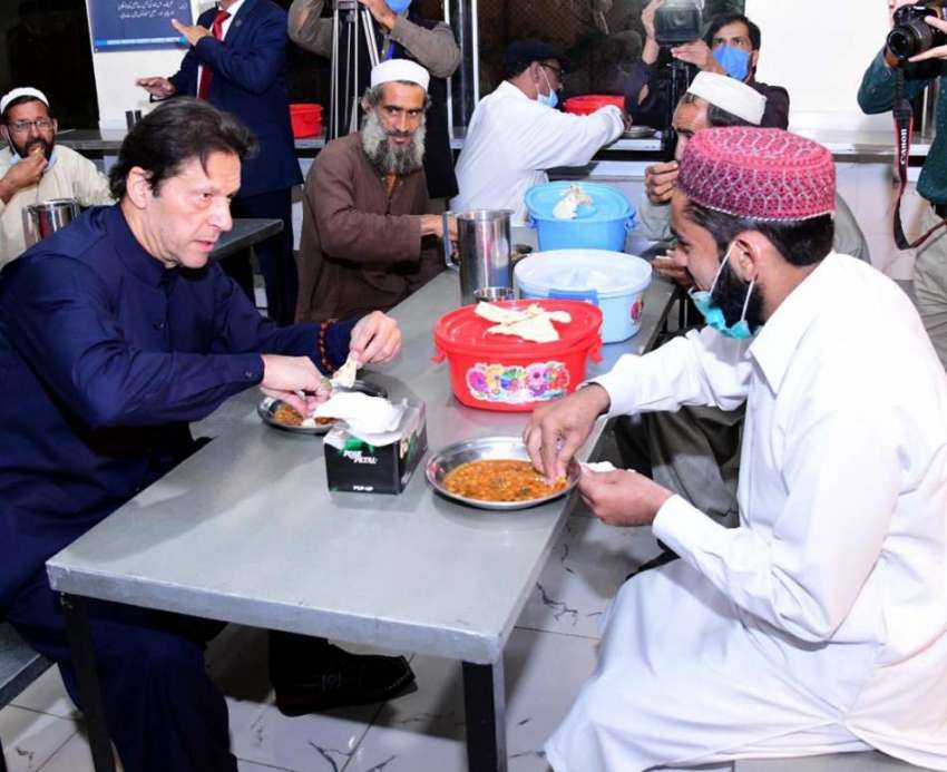 اسلام آباد، وزیراعظم عمران خان پناہ گاہ کے دورہ کے موقع ..