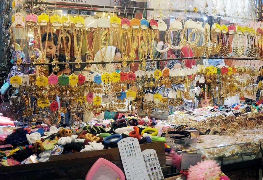 راولپنڈی: لاک ڈاون میں نرمی کے بعد خواتین موتی بازار سے عید ..
