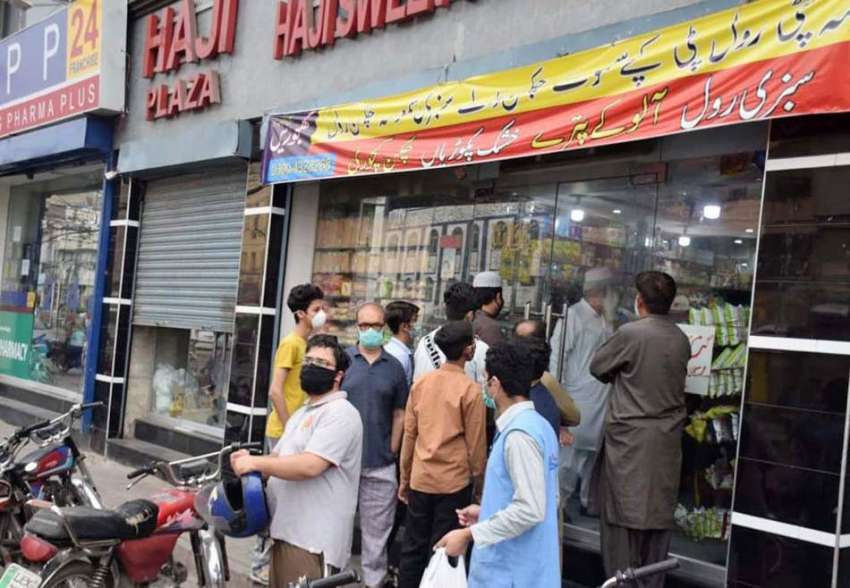 لاہور: افطاری کا سامان خریدنے کیلئے آنے والے شہری بیکری ..