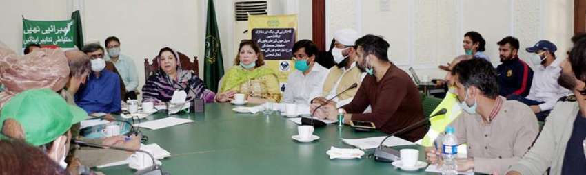 لاہور، صوبائی وزیر صحت ڈاکٹر یاسمین راشد ڈپٹی کمشنر آفس ..