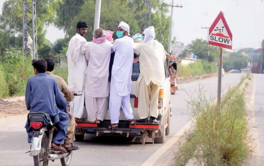 راولپنڈی: ٹرانسپورٹ کم ہونے کے باعث شہری خطرناک انداز سے ..