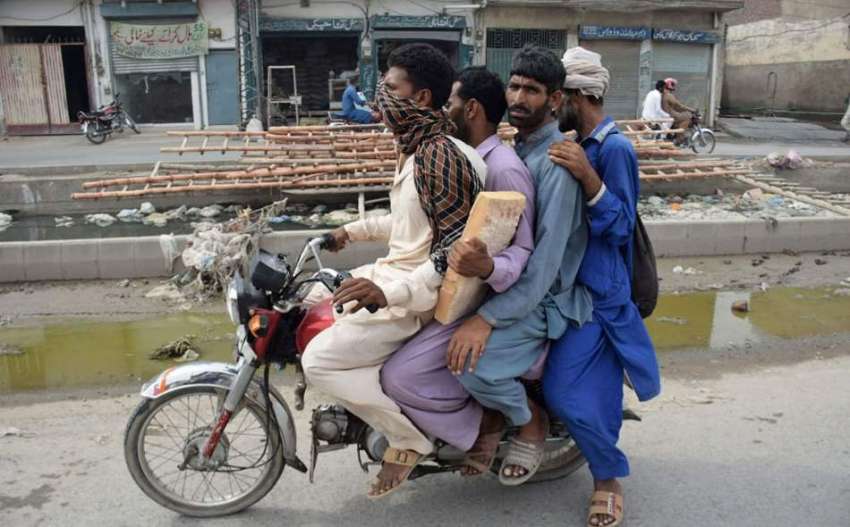 لاہور : موٹر سائیکل سوار قانون کی خلاف ورزی کرتے ہوئے جارہے ..