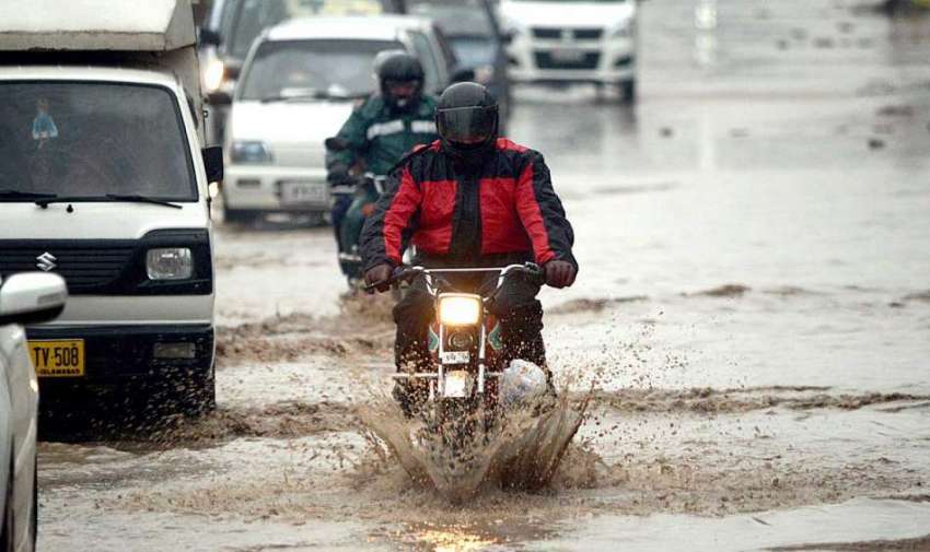 راولپنڈی: شہر میں بارش کے دوران ٹھہرے پانی سے گزرتی گاڑیاں