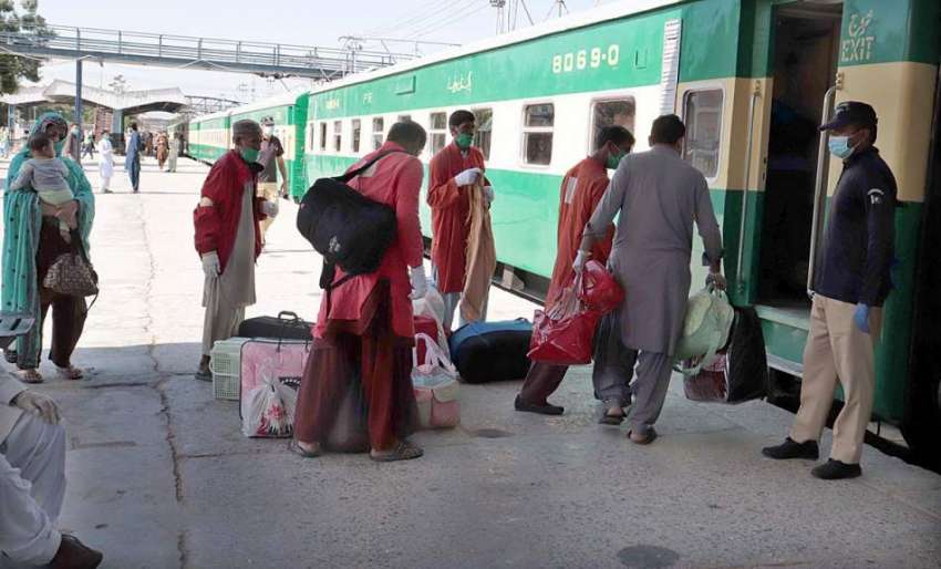 کوئٹہ: ٹرین سروس کو جزوی طور پر دوبارہ شروع کرنے کے بعد ٹرین ..