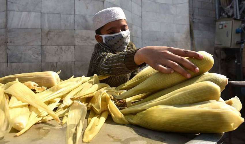 پشاور: ایک نوجوان دکاندار شفیع بازار میں کورونا وائرس کے ..