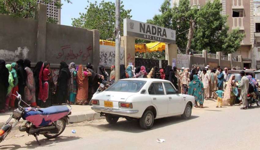 کراچی: لاک ڈاؤن کے باعث 45 روز بعد نادرا آفس کھلنے پر لیاری ..