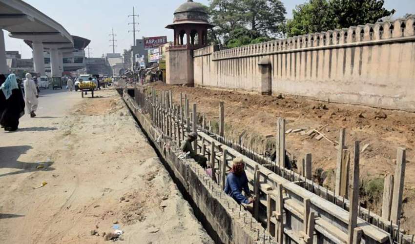 لاہور، تاریخی شالیمار باغ کی دیوار کے ساتھ نالے کی تعمیر ..