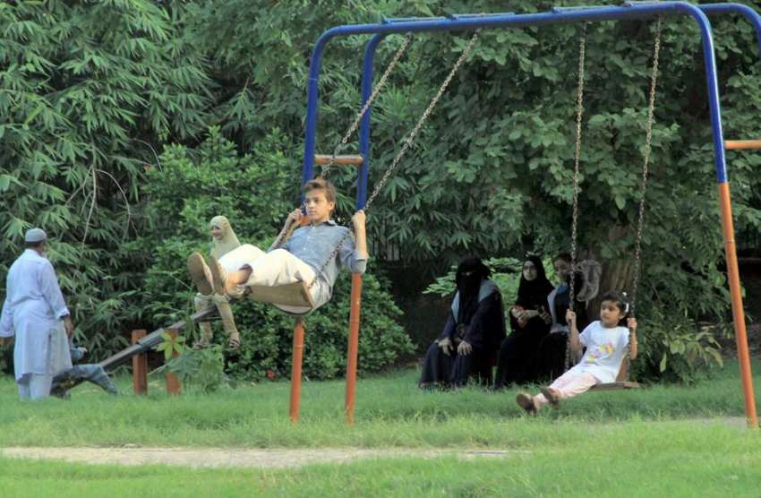 لا ہور: باغ جناح کی سیر کے لئے آنے والے بچے جھولے جھول رہے ..
