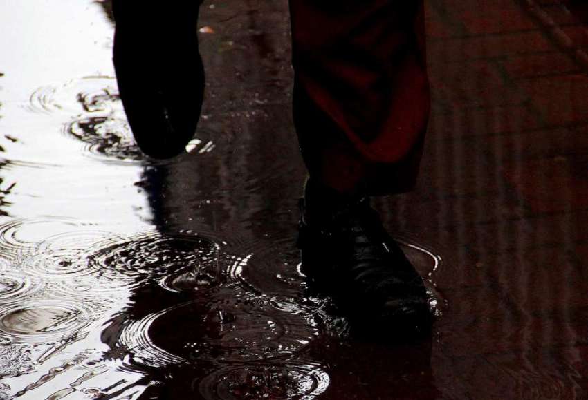 اسلام آباد: وفاقی دارالحکومت میں ایک شخص بارش کے پانی سے ..