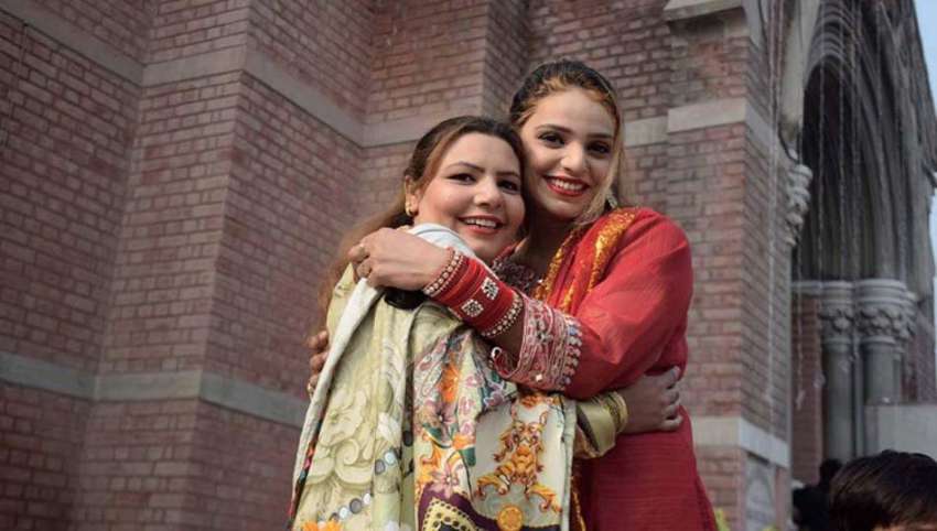 لاہور، کرسمس کے موقع پر مسیحی خواتین ایک دوسرے کو گلے مل ..
