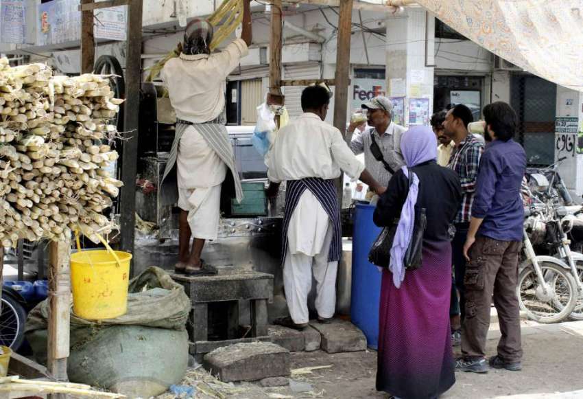 کراچی:گرمی سے ستائے شہری سڑک کنارے لگے سٹال سے گنے کارس خرید ..