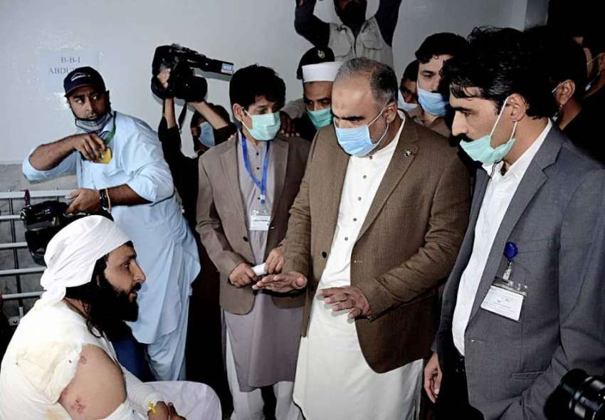 پشاور، سپیکر قومی اسمبلی اسد قیصر لیڈی ریڈنگ ہسپتال میں ..