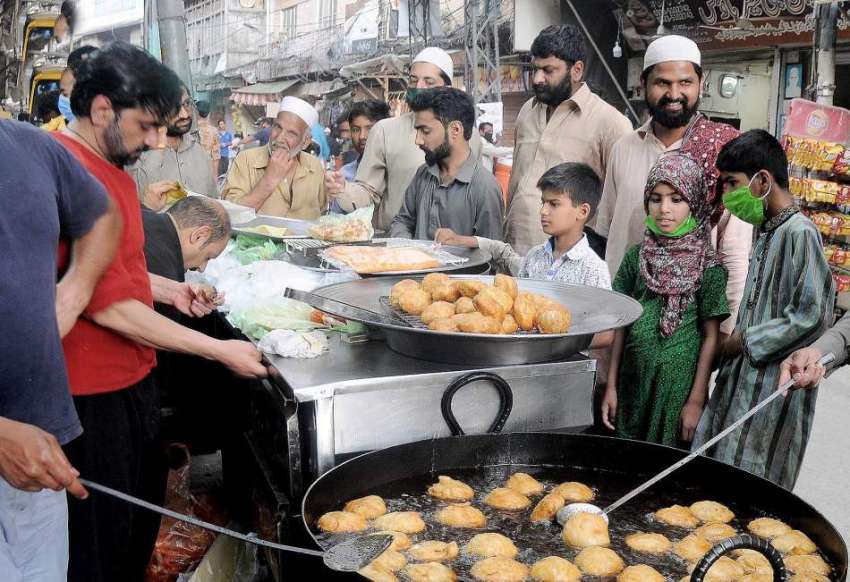 راولپنڈی:کاریگر افطاری کیلئے سموسے اور کچوریاں تیار کر ..