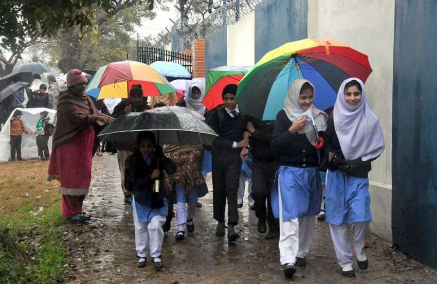 اسلام آباد: بارش سے بچنے کے لئے طلبا چھتریوں کے نیچے واپس ..