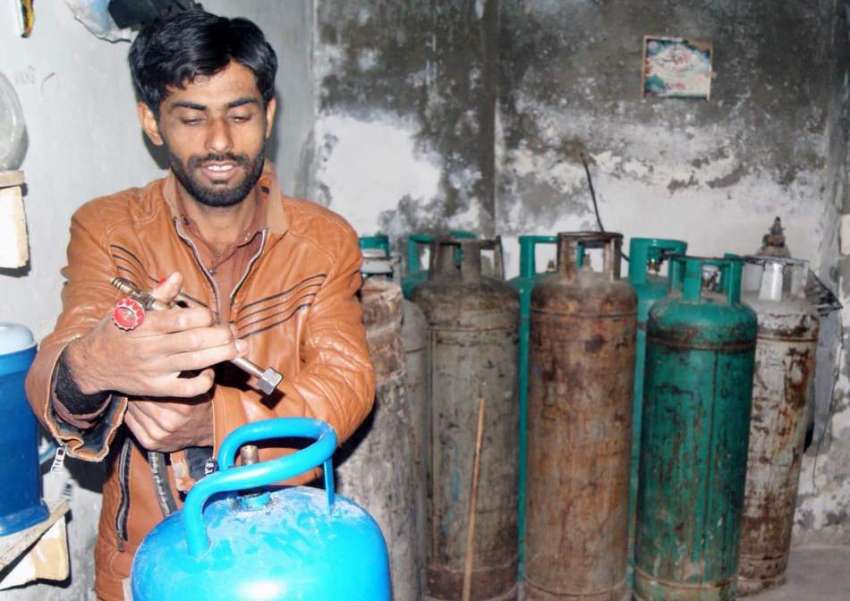 راولپنڈی، ڈھوک رتہ کے علاقے میں گیس لوڈشیڈنگ کے باعث دکاندار ..