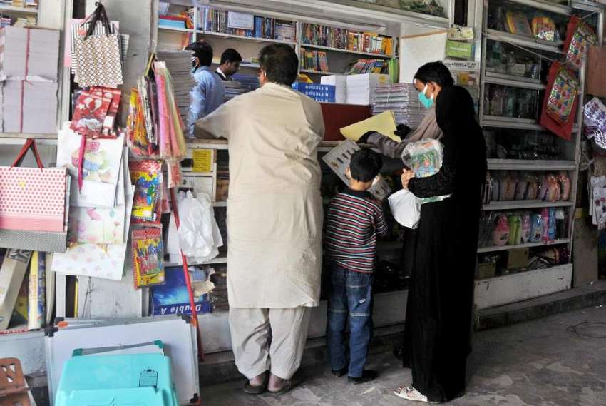 راولپنڈی: جزوی طور پر لاک ڈاؤن کے دوران والدین کتابیں اور ..