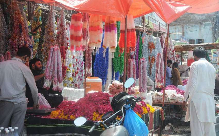 راولپنڈی: بنی کے علاقے میں پھول فروشوں نے عید کیلئے پھول ..
