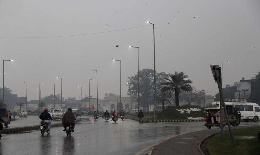 لاہور: بادلوں اور بارش کی وجہ سے اندھیرا چھانے کے باعث دوپہر ..