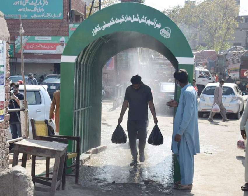 لاہور، ایک شہری ضلعی حکومت کی جانب سے کورونا وائرس سے بچائے ..