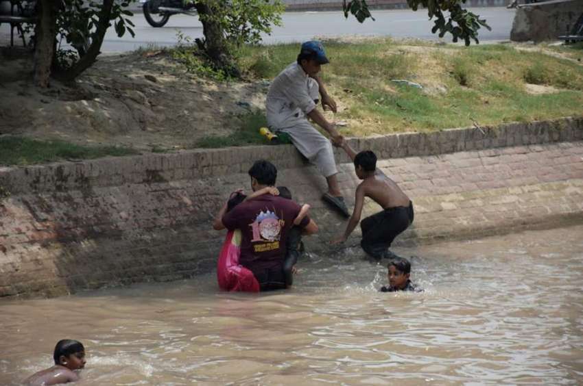 لاہور: پابندی کے باوجود بچے نہر میں نہارہے ہیں۔ 
