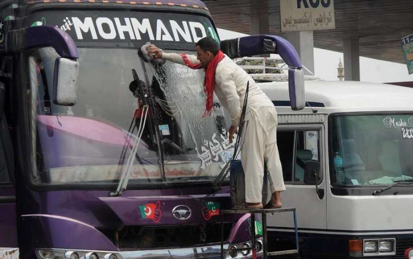 راولپنڈی: پیر ودھائی بس سٹینڈ پر کھڑی گاڑیوں کی صفائی کی ..