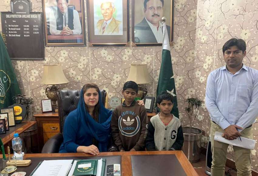 لاہور: چائلڈ پروٹیکشن بیورو نے 2 لاپتہ بچوں کو والدین کے ..