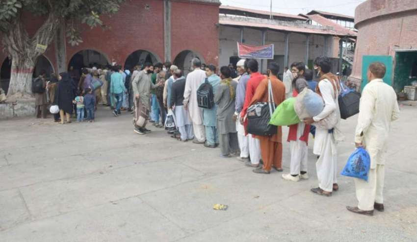 لاہور، کورونا وائرس کے باعث ٹرینوں کی بندش کی وجہ سے اپنے ..