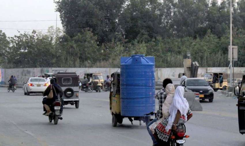 کراچی:صدر کے علاقے سے ایک رکشہ پر ٹینکی باندھ کر لے جائی ..