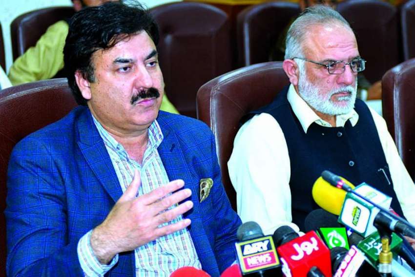 پشاور: کے پی کے وزیر اطلاعات شوکت یوسفزئی اٹلا سیل میں پریس ..