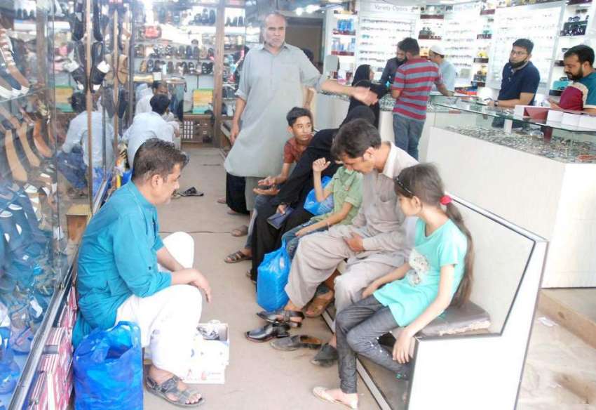 کراچی : صدر بوہری بازار میں ایک شہری اپنے بچوں کے ہمراہ پانچ ..