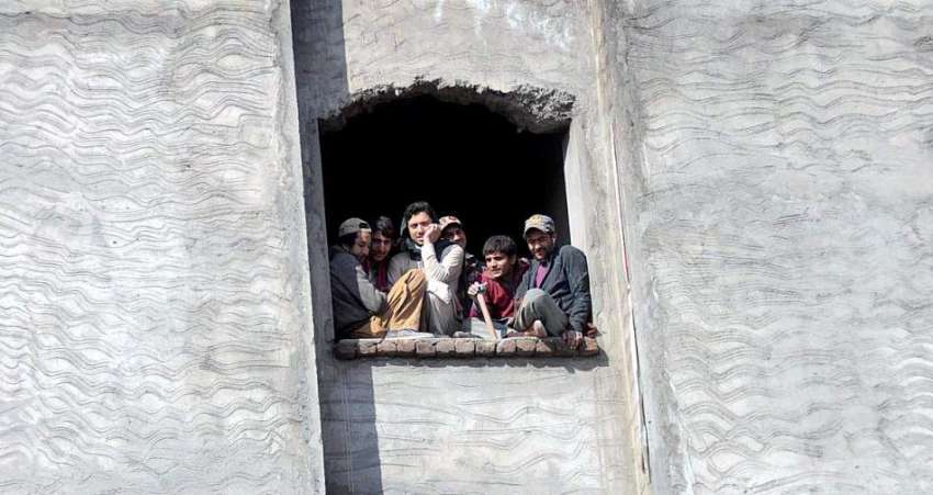 راولپنڈی: زیر تعمیر عمارت میں مزدور دھوپ میں بیٹھے ہوئے ..