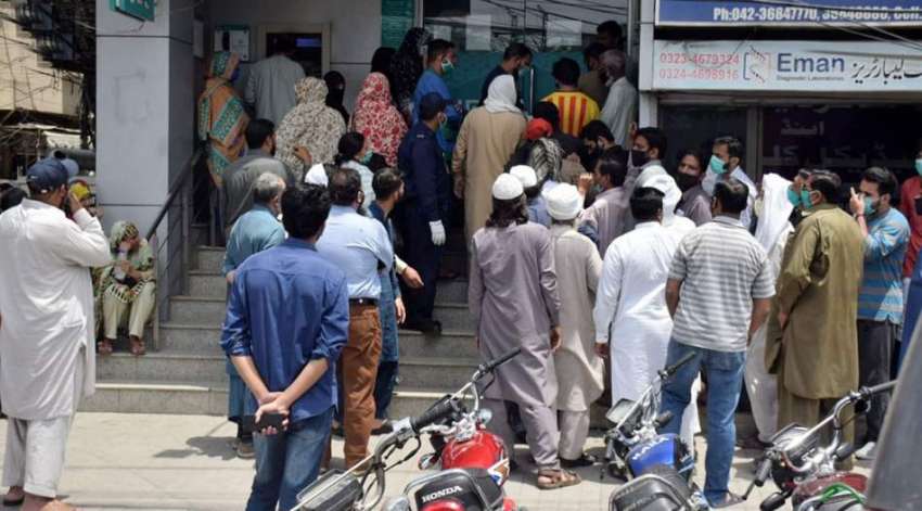 لاہور :مقامی بینک کے باہرشہریوں کارش۔