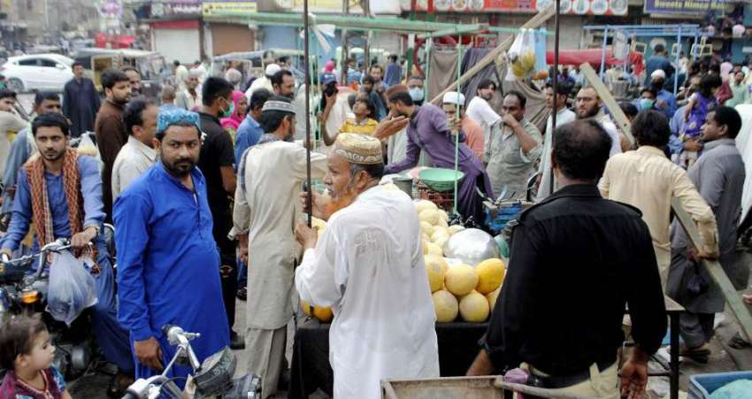حیدر آباد:مارکیٹ سے لوگ افطاری کے لیے فروٹ خرید رہے ہیں۔ ..