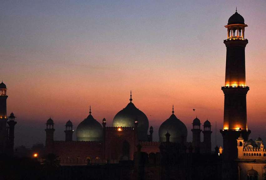 لاہور: شام کے وقت کے دوران تاریخی بادشاہی مسجد کا پرکشش نظارہ۔ ..