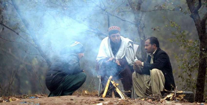 راولپنڈی: سردی کے موسم میں خود کو گرم رکھنے کے لئے لکڑی کی ..