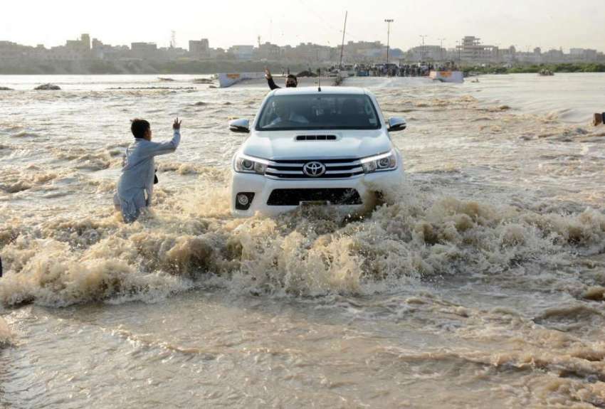 کراچی : شہر قائد میں ہونیوالی بارش کے بعد کورنگی سے گزرنے ..