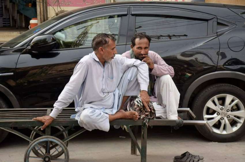 لاہور: مزدور کام نہ ہونے کے باعث پریشان بیٹھے ہیں۔ 