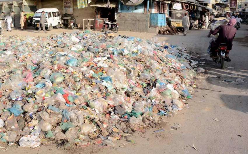 کراچی: کورنگی کچرا گوٹھ میں جمع کچرے کے ڈھیر متعلقہ اداروں ..