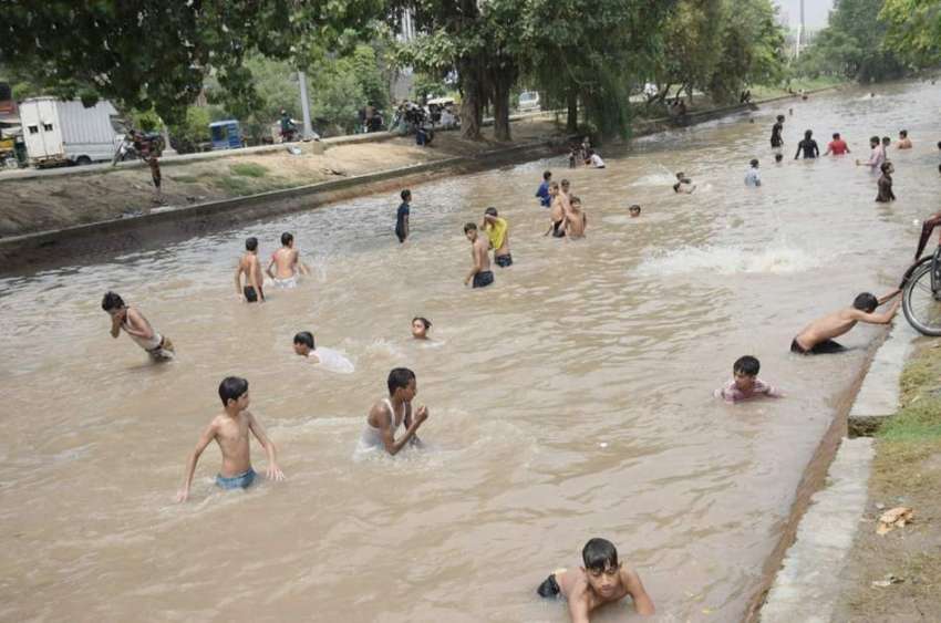 لاہور: پابندی کے باوجود بچے نہر میں نہارہے ہیں۔ 