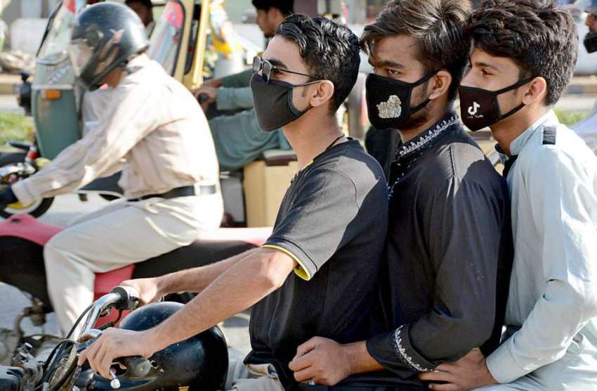 کراچی: موٹرسائیکل سوار سوار افراد نے کورونا وائرس کے احتیاطی ..
