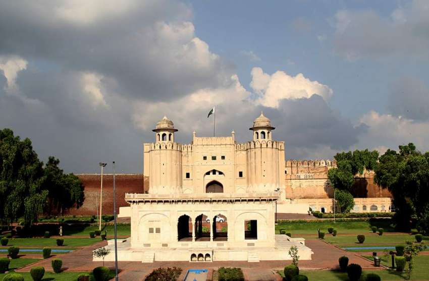 لاہور: تاریخی شاہی قلعہ اورحضوری باغ کا خوبصورت منظر۔ 