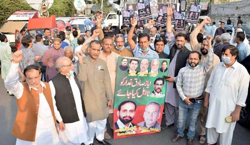 لاہور، پاکستان تحریک انصاف کے کارکن پاک فوج کے حق میں نعرے ..
