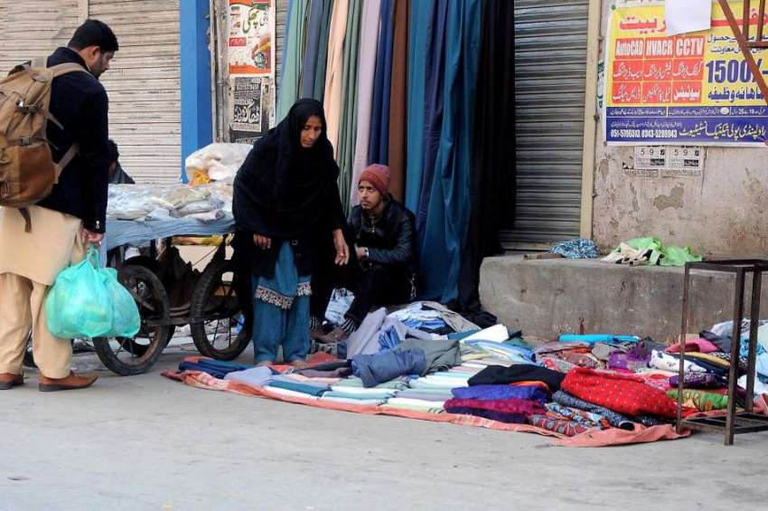 راولپنڈی: ہفتہ وار جمعه بازار میں لگے سٹال سے شہری کپڑے پسند ..
