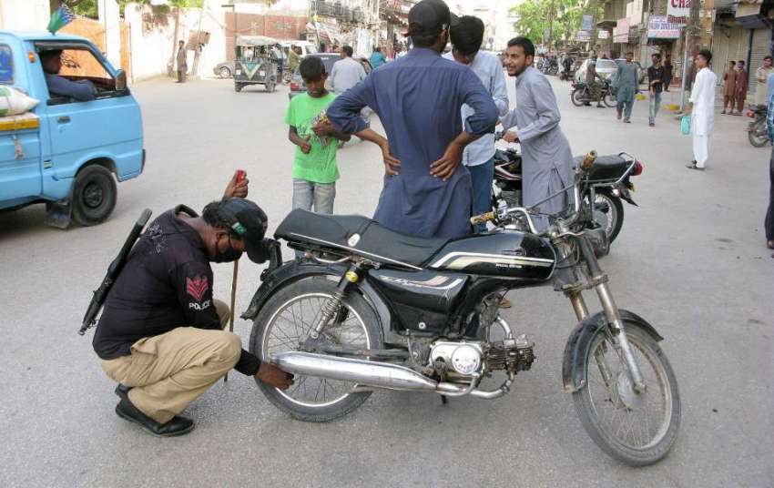 حیدر آباد لاک ڈاؤن کے دوران ڈبل سواری کی خلاف ورزی پر پولیس ..