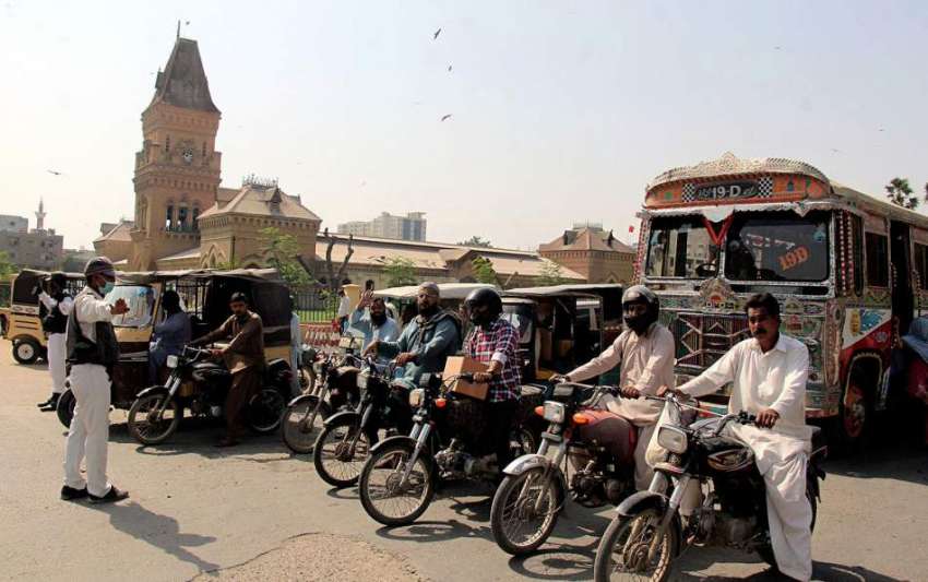 کراچی سخت گرمی میں ٹریفک پولیس اہلکار اپنی ڈیوٹی کے فرائض ..