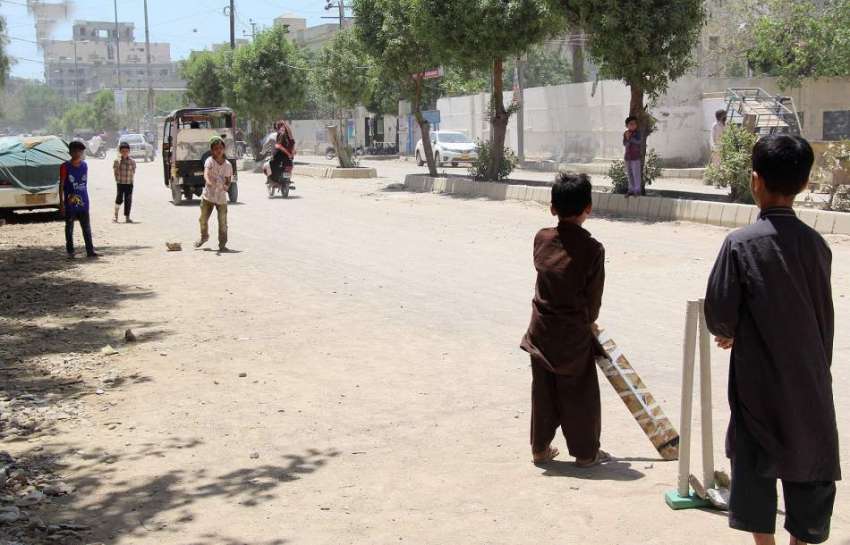 کراچی ،لاک ڈوان کے دوران بچے کرکٹ کھیل رہے ہیں ۔
