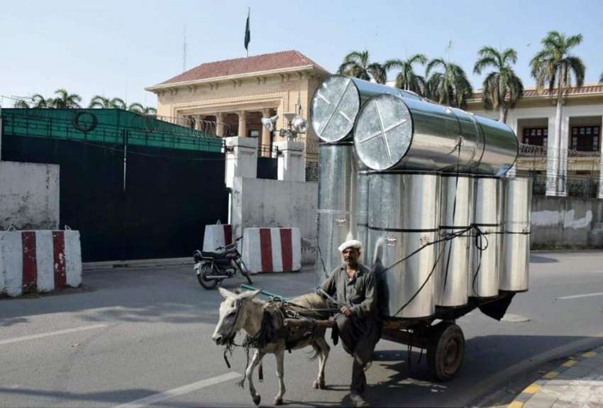 لاہور: ایک محنت کش گدھا گاڑی پر  اوورلوڈنگ کئے جارہا ہے۔ ..