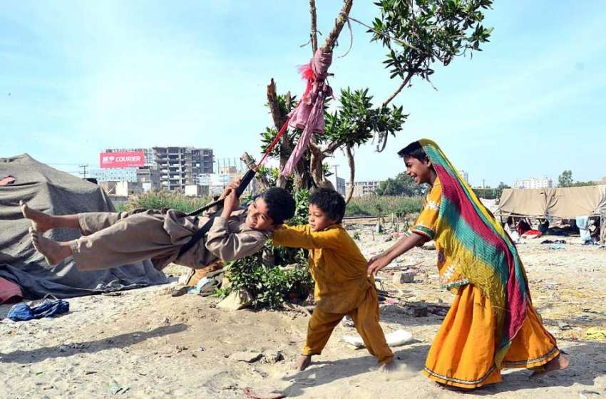 حیدرآباد: خانہ بدوش بچے گرین بیلٹ میں درخت پر بندھے ہوئے ..