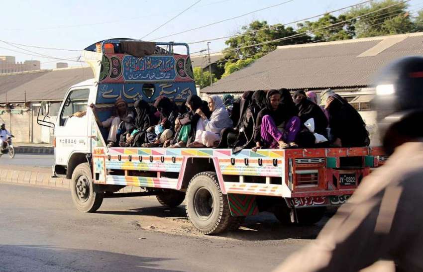 کراچی، مائی کلاچی روڈ سے خواتین ایس او پیز کی خلاف ورزی کرتے ..